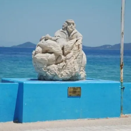 πολυτελης