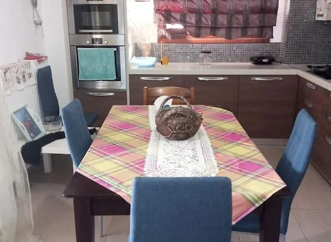 πολυτελης *