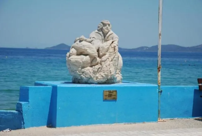 πολυτελης